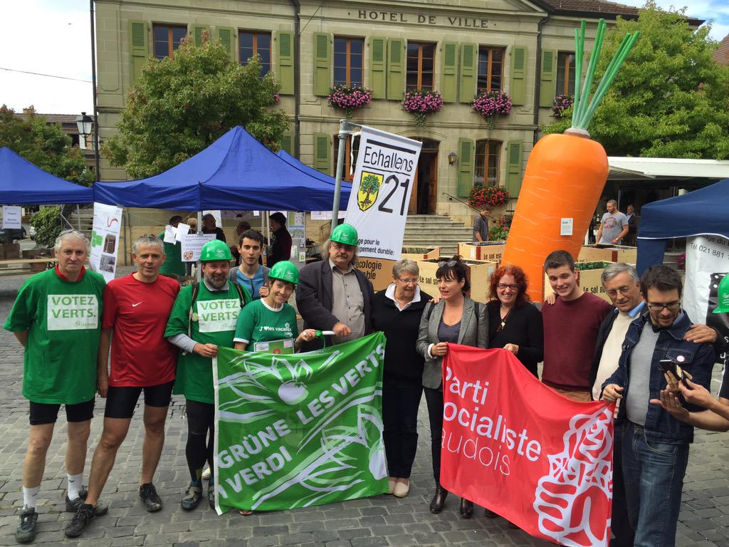 sevequoz's tweet photo. Passage du relais à Géraldine Savary et Luc Recordon #RelaisVert @EF2015 @Savary_Recordon @VertsVD @ps_vd http://t.co/b6DD1IKzGo