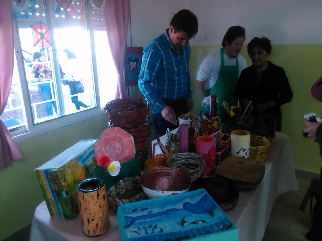 munitw's tweet photo. Sec DHyF #Trelew muestra Taller "reciclado" del Plan Integral de Promoción Social en CPS Bº Tiro Federal @munitrelew http://t.co/rjquAv6bCV