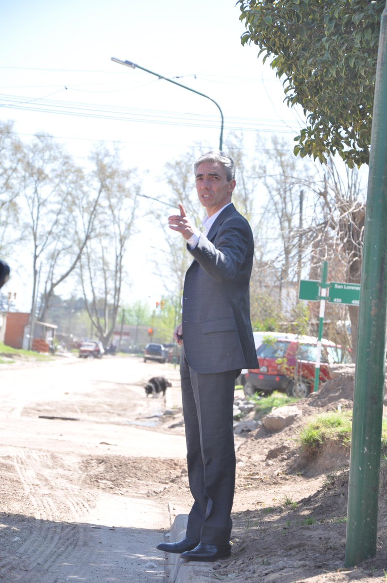 mariomeoni's tweet photo. Recorrí obras en el Barrio San Martín y conversé con muchos vecinos. Cordón cuenta, mejores desagües, luz y asfalto. http://t.co/DHh2xmKV02