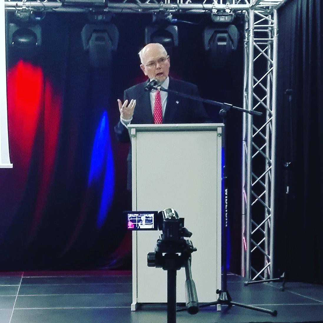 StudencidlaRP's tweet photo. Prof. Lee Edwards przywołuje podczas @wspolnie słowa Jana Pawła II: Musicie być silni! #wspolnie http://t.co/abDSzNukek
