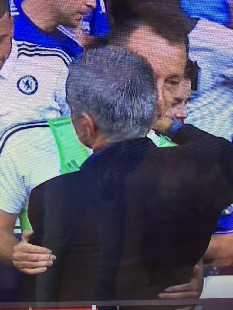 BLUE_BLOOD_CFC's tweet photo. This photo speaks volumes. The legend gets dropped yet is still so overjoyed the team won. #TimeForAStatue http://t.co/wU06OEFugY
