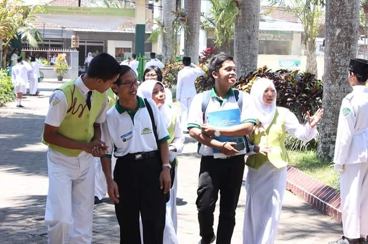 SMPN14Malang's tweet photo. Selamat datang bapak dan ibu tim penilai @GreenSchoolFest di SMPN 14 Malang :) #GreenSchoolFestival http://t.co/nBt25MpbQ7
