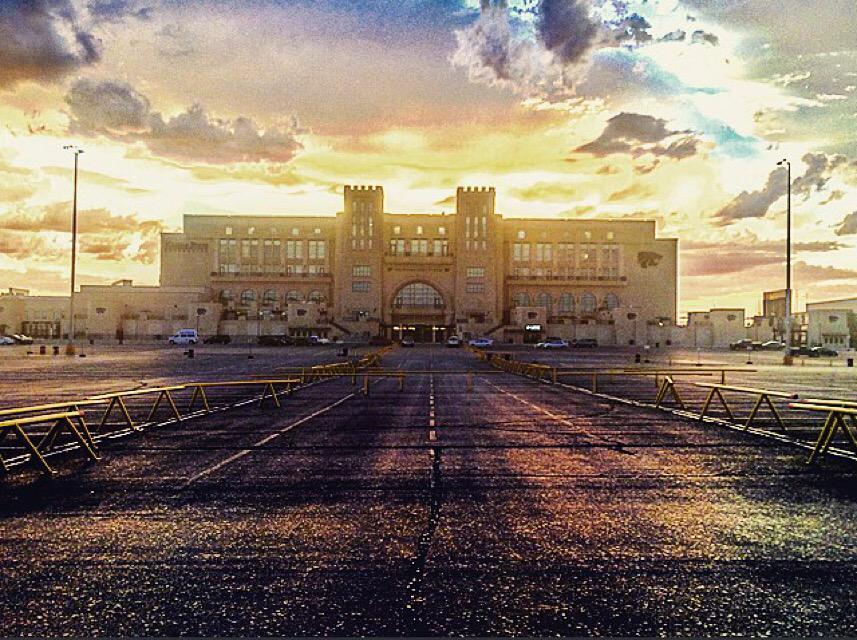 KatieJohnstonTV's tweet photo. It's a beautiful day to get another W @kstatesports #KStateFB #GoCats 💜 http://t.co/mld44pjKCc