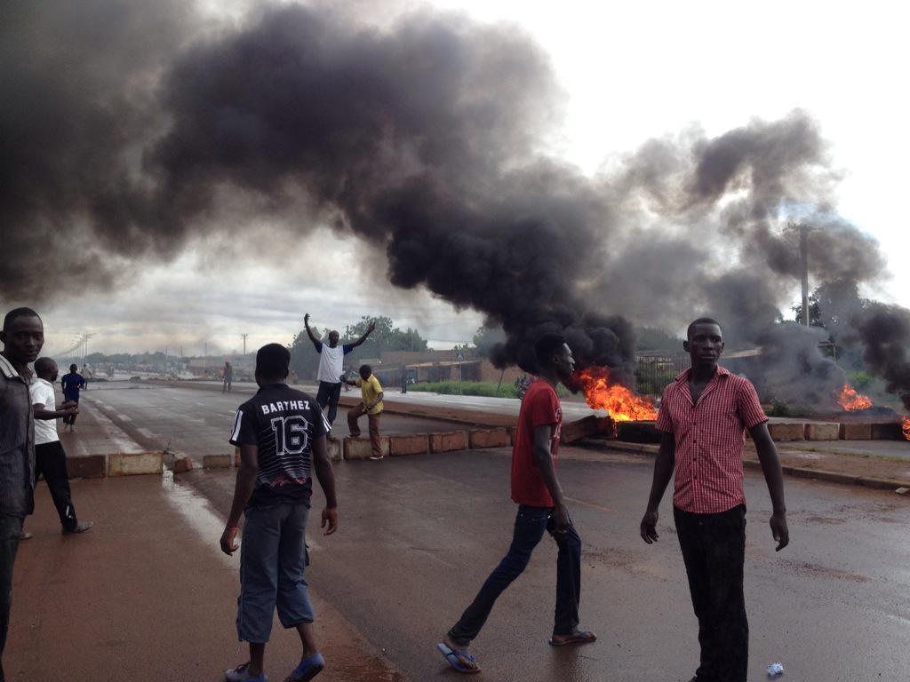 Entrée de Ouagadougou. Les flammes de la contestation brûlent malgré la pluie. # burkina