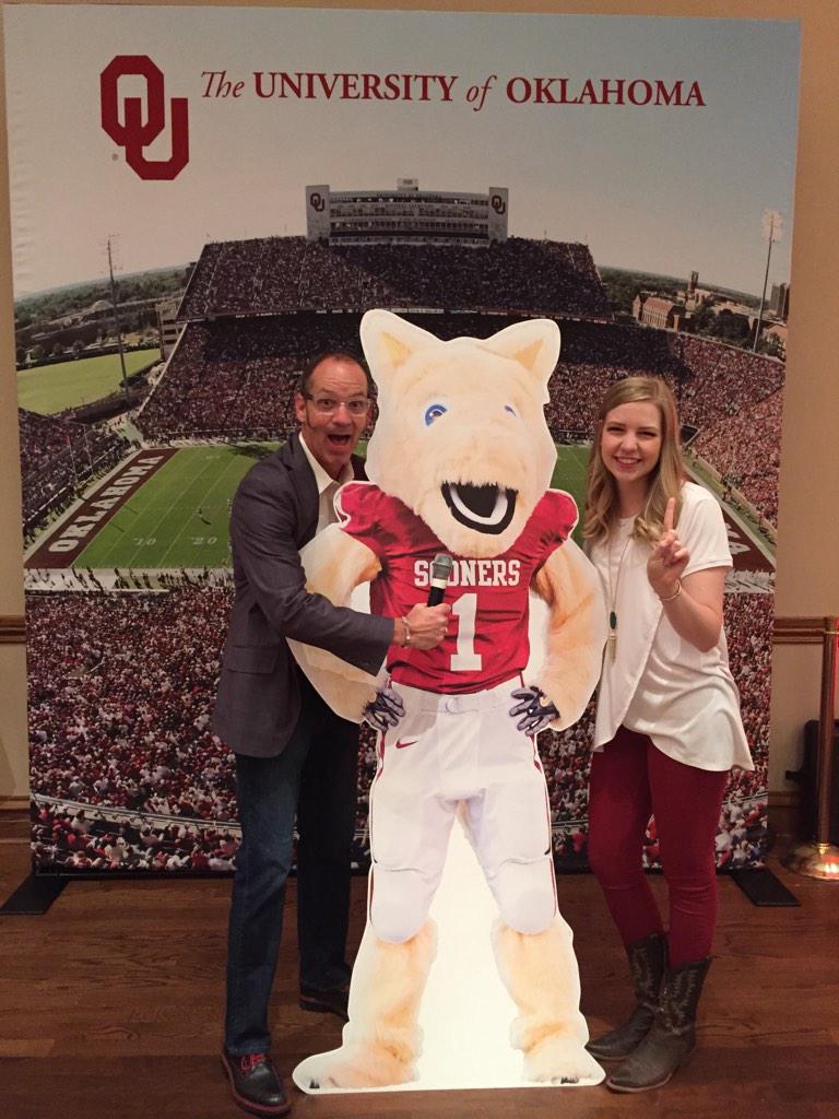 EmmaHutchh's tweet photo. Boomer ☝🏻 RT @TheClarkeStroud: @EmmaHutchh and Boomer at #BoomerBash #BeatTulsa @OU_Alumni @davehail @jp_audas http://t.co/IZ0uDfb69i