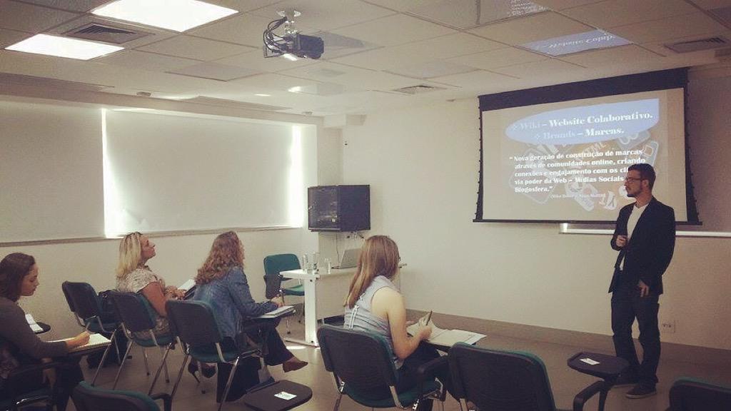 brunodelacerda's tweet photo. Aquele bate papo sobre as #WikiBrands, com a turma comunicação Saúde. Foi massa! #palestra #marketingdigital #brand http://t.co/m0UnmnyiuT