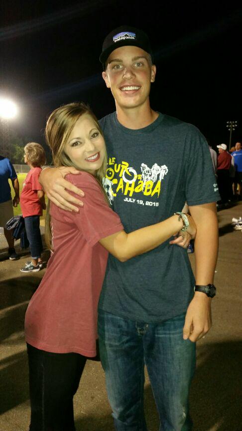 t_wood96's tweet photo. Dora/Corner game last night supporting my bro and seeing my favorite people😊💛🐝🏈 http://t.co/oqHzQWBm7N