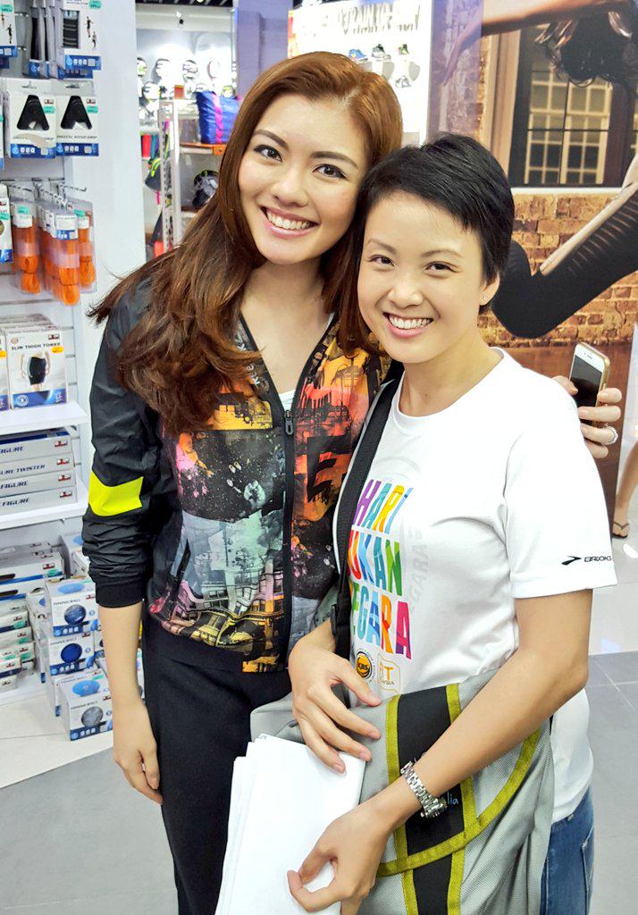 reginalah's tweet photo. That's just a hot chick, with @careyng (former Miss Malaysia). #NoInferiorityComplex http://t.co/cRXymEH6Gi