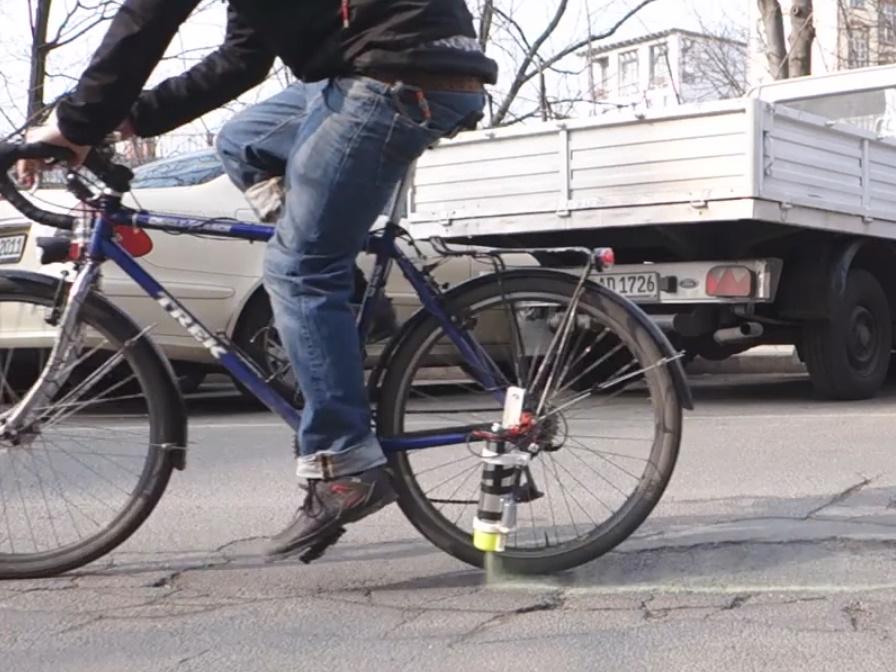 roadcc's tweet photo. Video: Cycling app automatically marks potholes' locations with spray paint #cycling http://t.co/wfJHKz6I9J http://t.co/gQaV8oL8mL