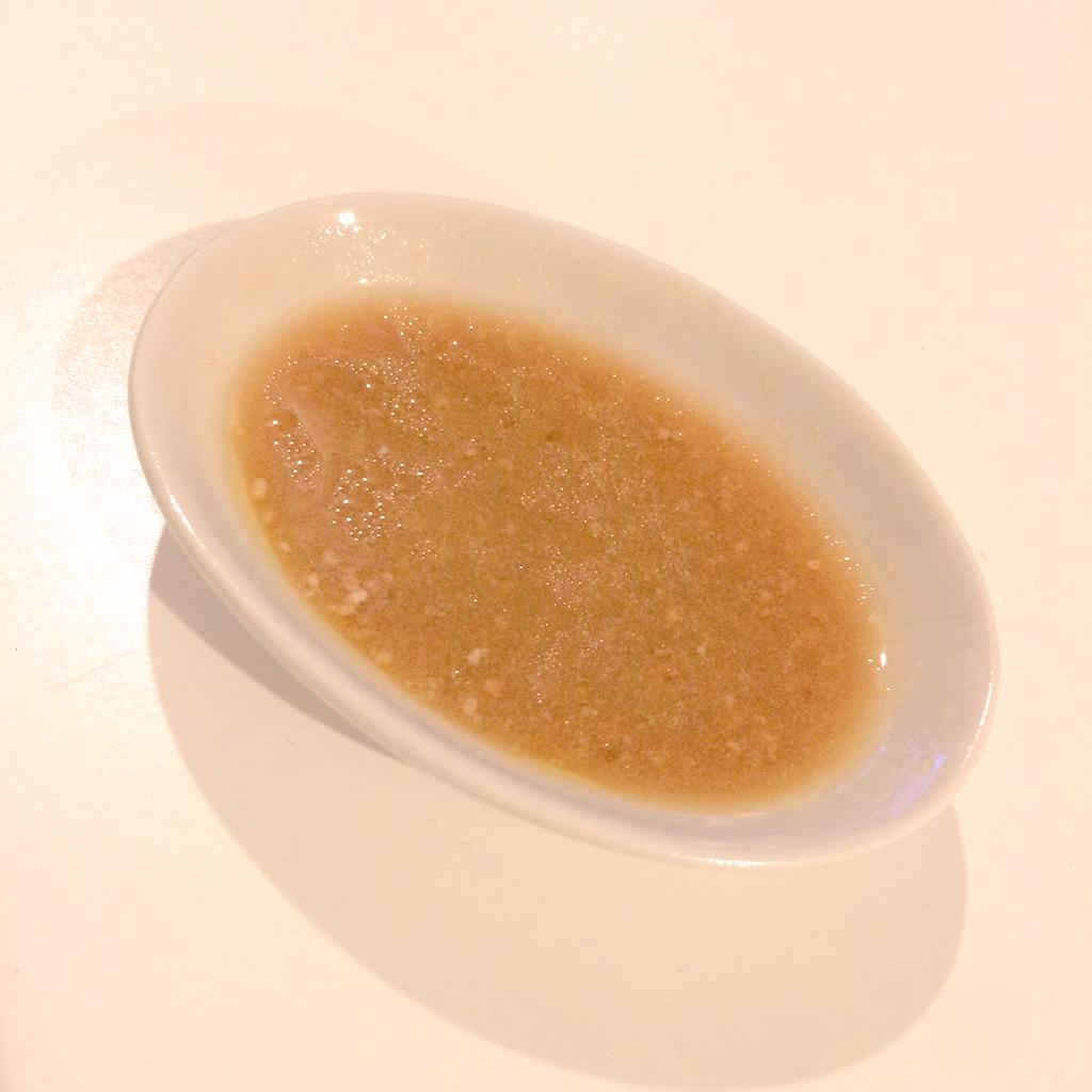 石田彩 ラピスラズリ 唇が乾燥したときは キッチンにある物を混ぜるだけ たった1分で作れる手作りリップスクラブ 材料は砂糖とオリーブオイルとハチミツとレモン果汁 ホットタオルで唇を温めてからこれを指でクルクルと塗って最後にラップでパック