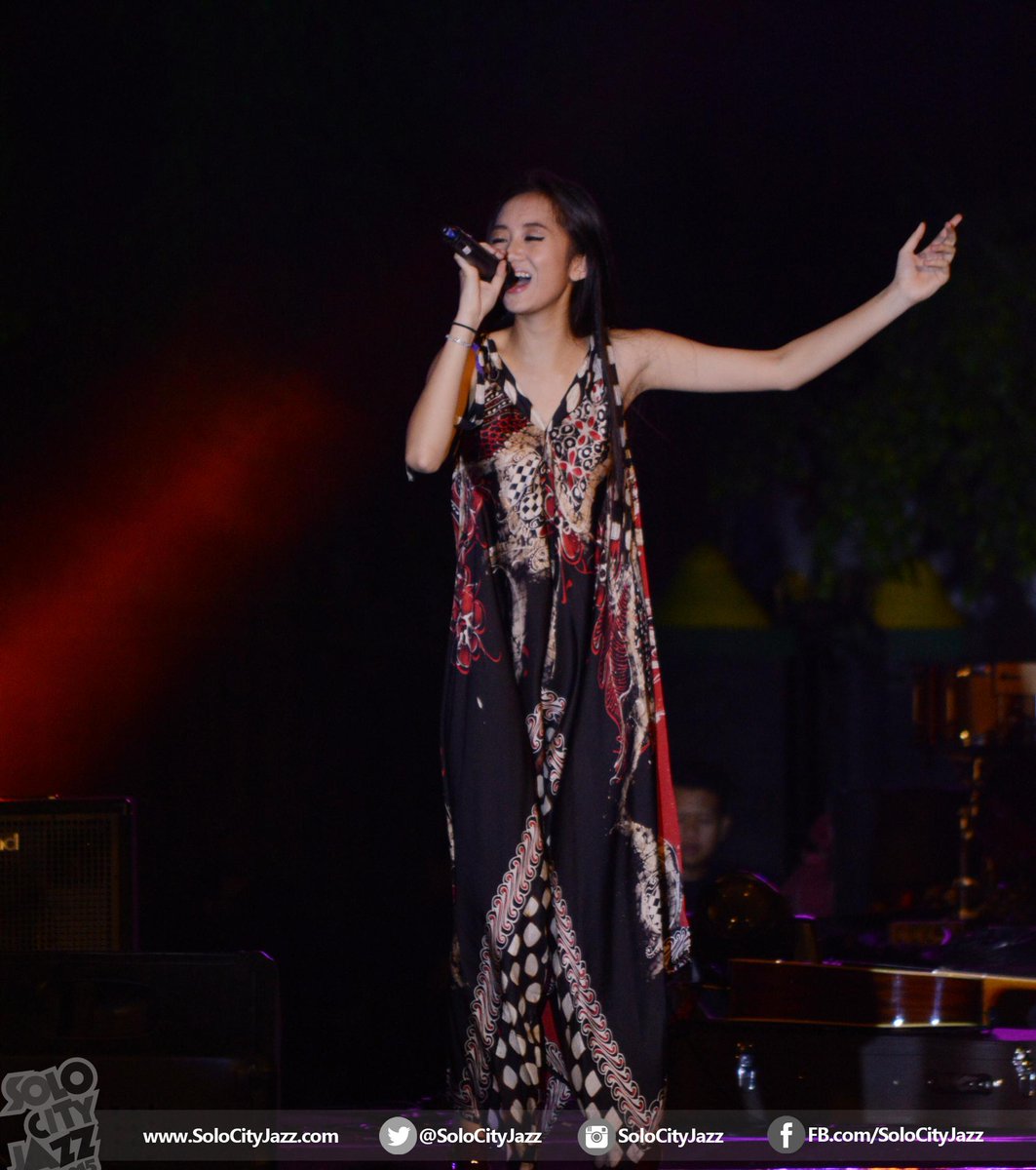 SoloCityJazz's tweet photo. BENTO dari @Vickay_Official sebagai lagu terakhir #SCJ2015 #SoloCityJazz #KotaSolo #Jazz #Music #PesonaIndonesia http://t.co/qeGCPw46RE