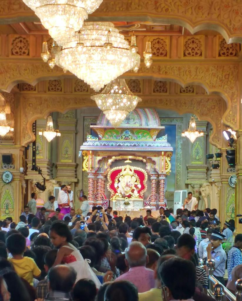 aparanjape's tweet photo. Dagdusheth Halwai Ganpati. #Pune http://t.co/YnYLU4jPRi