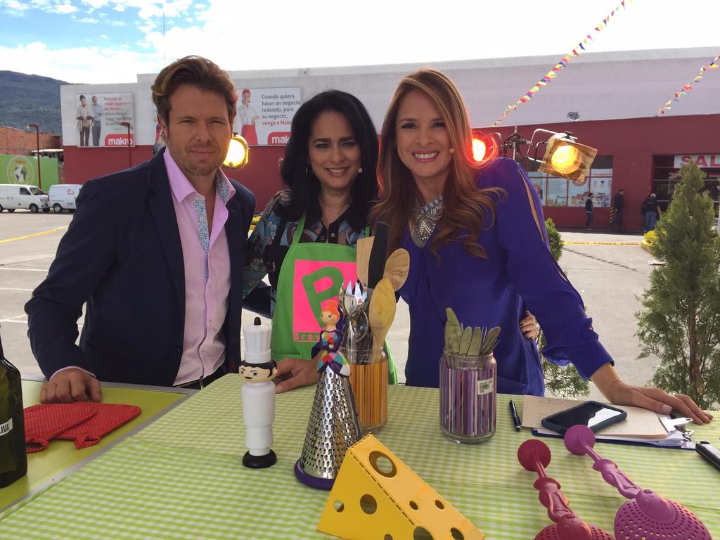 BravissimoCity's tweet photo. #AlAire preparamos un yuca al mojo con @arenaljaqueline junto a @monihernandeztv y @miguelsuch, por @Citytv. http://t.co/0LQphRFYqx