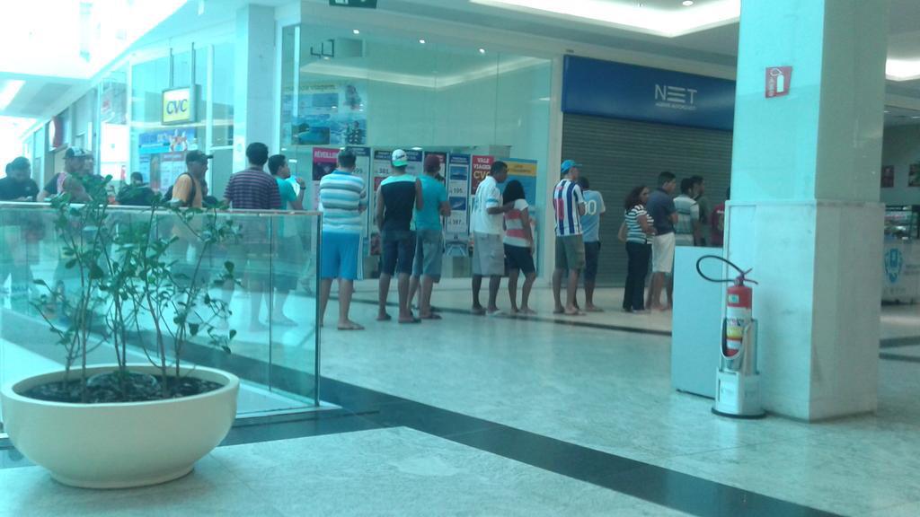 eguapaysandu's tweet photo. Fila no Parque Shopping para comprar ingresso para o jogo de logo mais! #VouInvadir http://t.co/oD6cEk93d7