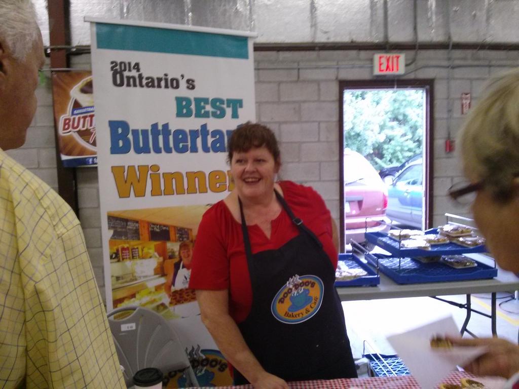 perfectwknds's tweet photo. People lining up for taste of #DooDoosBakery #buttertarts @PTBO_SatMarket. Vote for your fave! http://t.co/5osiAnUCpU