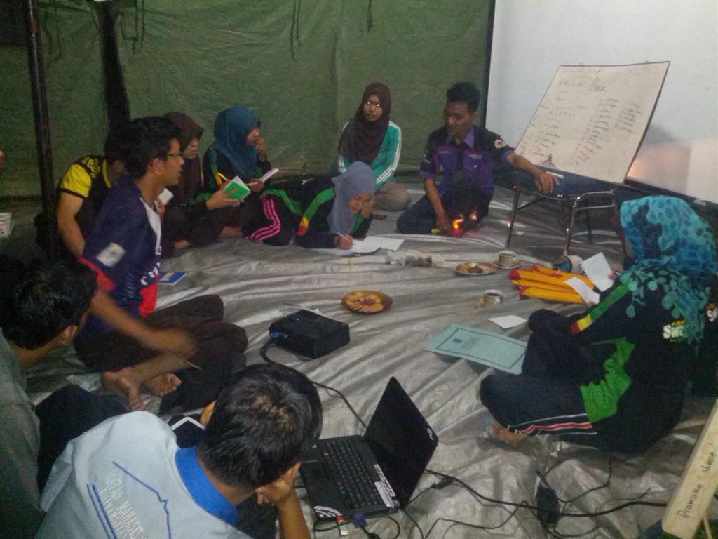 pramukaunand's tweet photo. Kode kodean yu dengan anak pramuka. Main prasaan juga bleh :D
Latihan semaphore dan morse :) http://t.co/S7UParzj3V