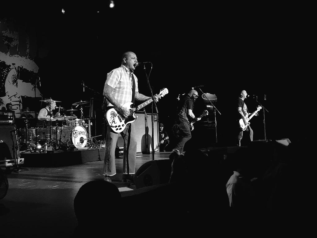 thegrrlmorgan's tweet photo. Seeing @Rancid for the first time in years is exactly what I needed! http://t.co/UUsxhNkbXn