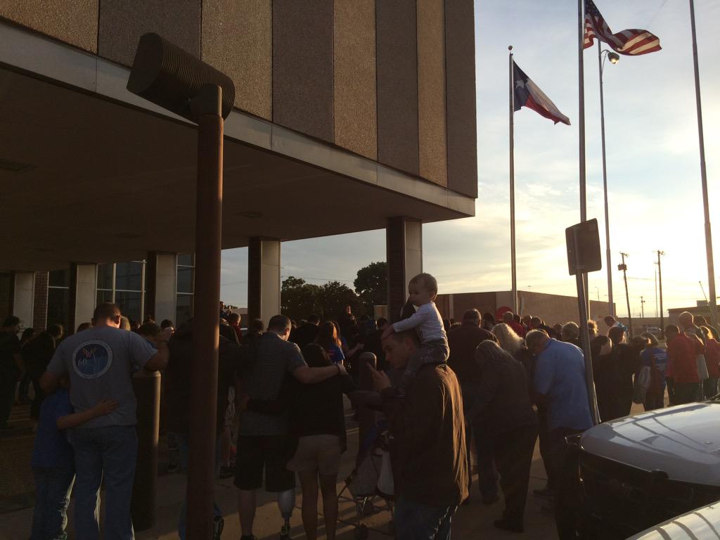 pscarltoti's tweet photo. It's #ThankAPoliceOfficerDay kicked off by a prayer gathering at the LPD! #SupportYourLocalPD #Prayers4PeaceOfficers http://t.co/diVm6OrAzV