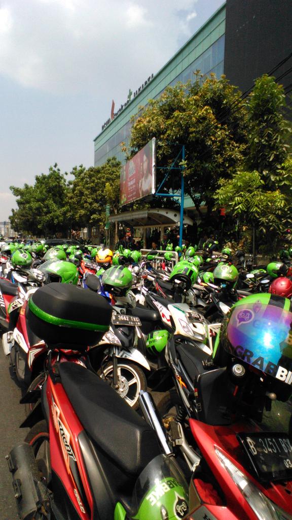 BikersGb's tweet photo. Selamat jalan kawan.....kami semua berduka untukmu... @GrabBike_ID @GrabTaxiID #grabbikeBerduka http://t.co/K8FTg50xs4
