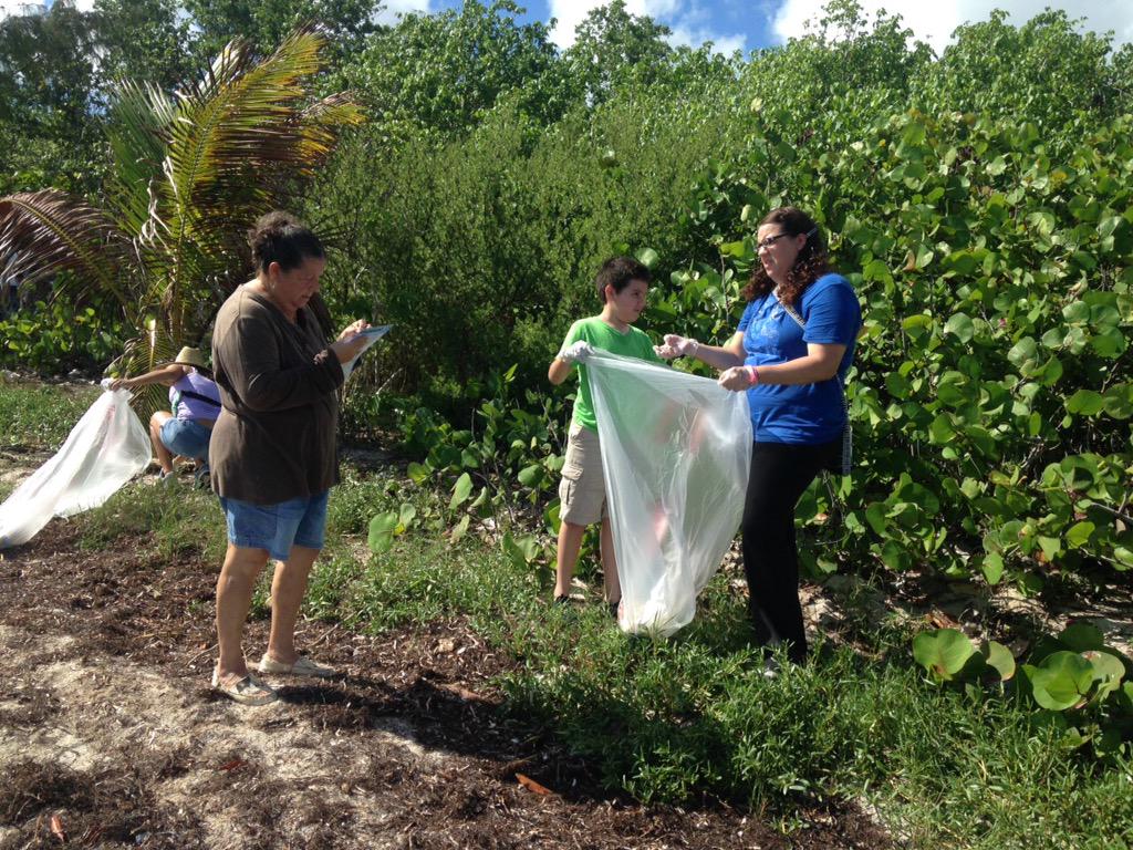 paralanaturalez's tweet photo. Voluntarios y voluntarias en Limpieza Internacional de Costas, Playas y Ríos. #MedioMundoDaguao #ParalaNaturaleza http://t.co/37AJpJK7oL