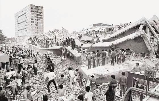 #Sismo1985  Una tragedia que nos unió. Miles y miles llegaban para buscar de entre los escombros sobrevivientes.