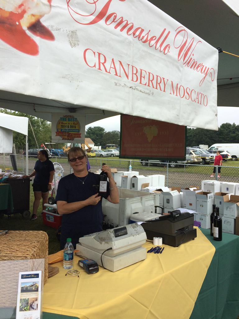 BeachszQ's tweet photo. #tomasellowinery #ValenzanoWinefest2015 come out and And enjoy a great day http://t.co/5iHLpTb1Ly