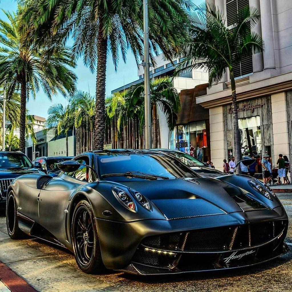 SportCars247's tweet photo. Blacked out Pagani Huayra 😈#cars #pagani http://t.co/6Cq4QYQdCK