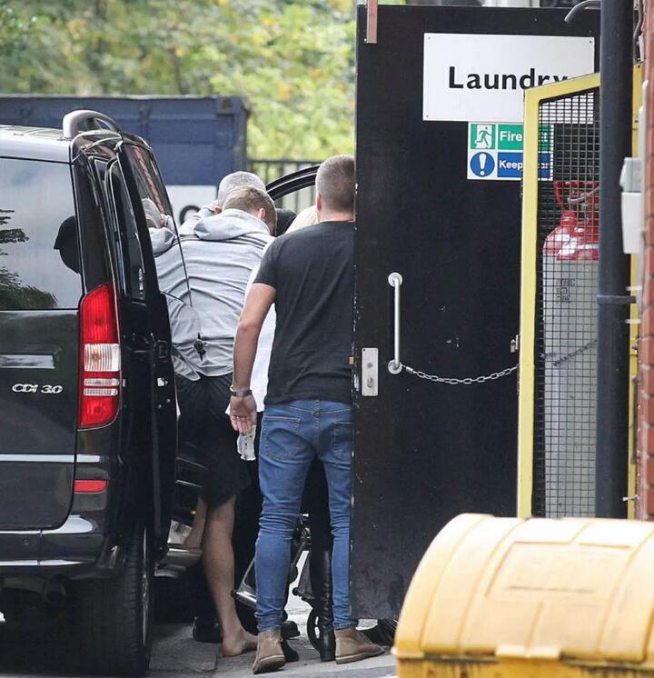 PerSempreUnited's tweet photo. Luke Shaw sudah tiba di Manchester, siap untuk istirahat panjang... http://t.co/hXfjbYGaCr