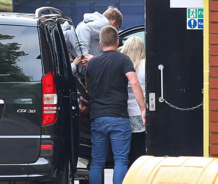 PerSempreUnited's tweet photo. Luke Shaw sudah tiba di Manchester, siap untuk istirahat panjang... http://t.co/hXfjbYGaCr
