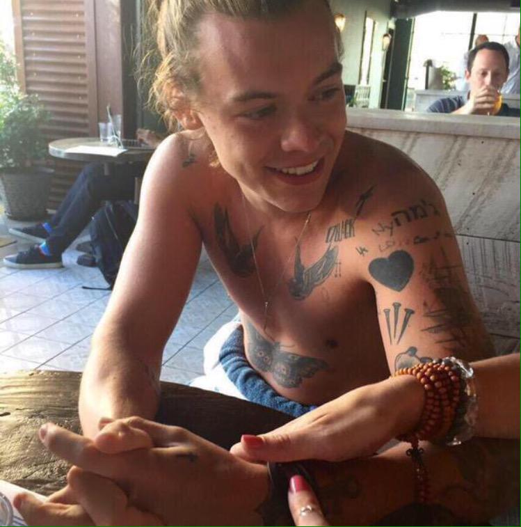 1DSexHoroscope's tweet photo. THAT LOOK THAT LOOK THAT LOOK THAT LOOK THAT LOOK http://t.co/wI9vPF8mdE
