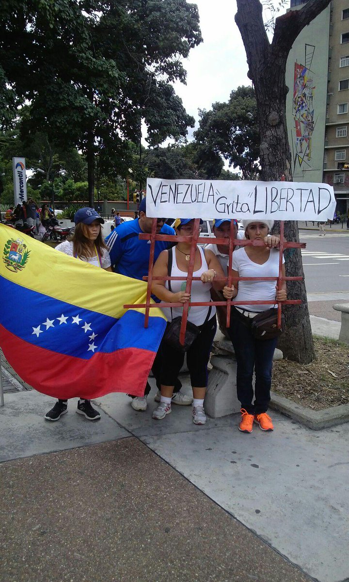 unidadvenezuela's tweet photo. La creatividad se hace presente en movilización de la #Unidad de este sábado #19Sep #VenezuelaQuiere http://t.co/meBgyFdxZ7