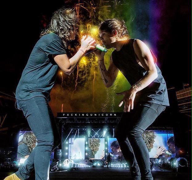 1DSexHoroscope's tweet photo. this is my fave larry pic so far holly fuck http://t.co/aE7uf11g8h
