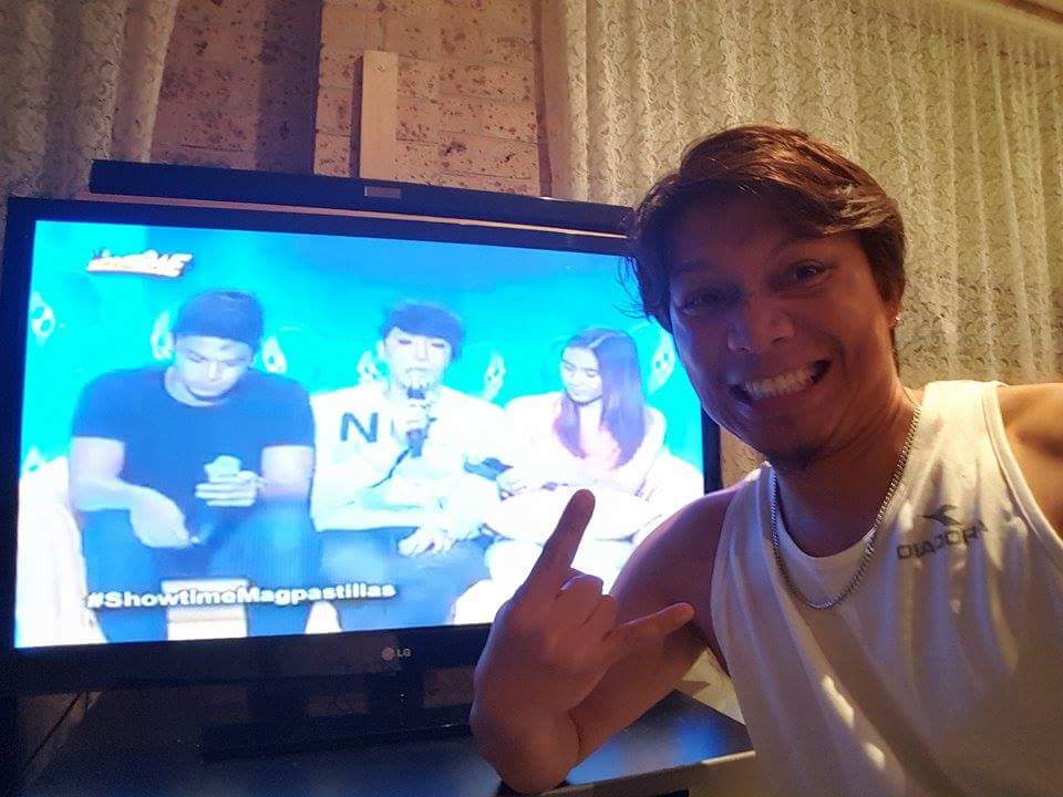 zeeLiciousqueen's tweet photo. @itsShowtimena naki-pastillas din kami, Late nga Lng :-( #ShowtimeMagpastillas salamat sa http://t.co/FirPNUOFZh http://t.co/au5NDueUAp