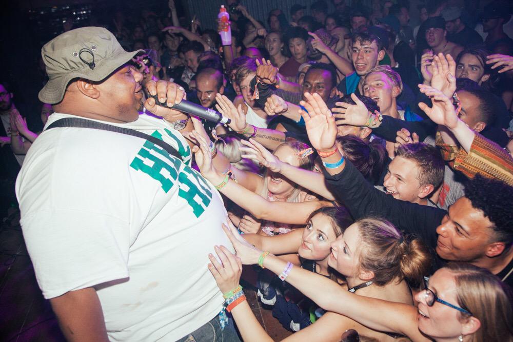 TheBronzeTrade's tweet photo. At @Bestival with @MurkageINTL @bignarstie for #tongaballoonparty #BDL 🎈🎈🎈 http://t.co/T5zn89vlO2 http://t.co/b4kNCj5JtV