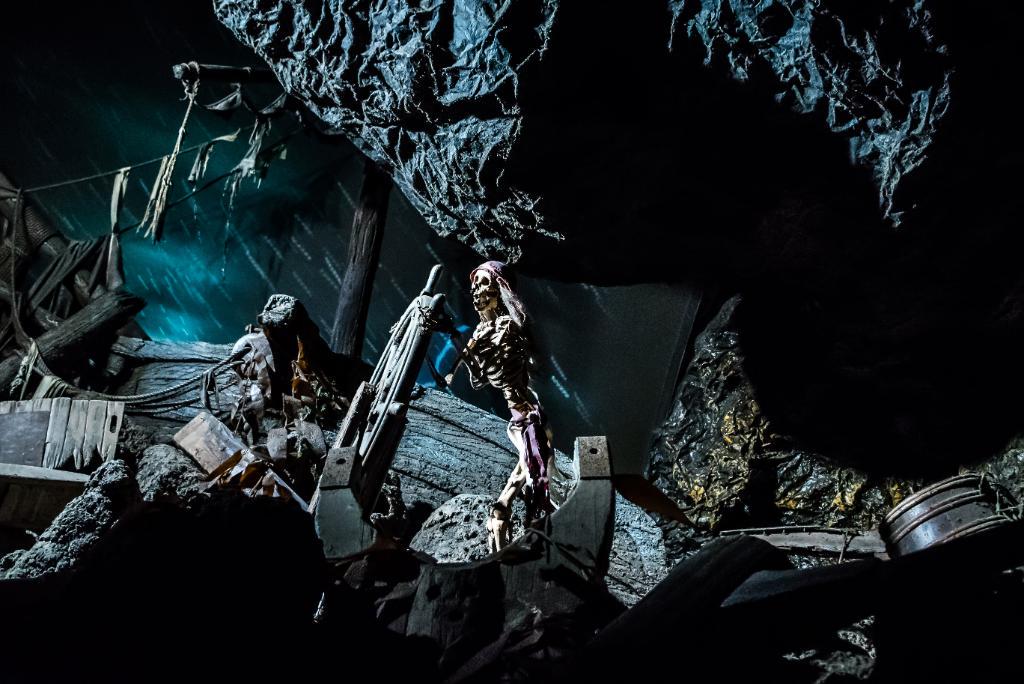 Disneyland's tweet photo. Dead men tell no tales but they do talk like pirates! Happy #TalkLikeAPirateDay! http://t.co/RMaKKp3Bab
