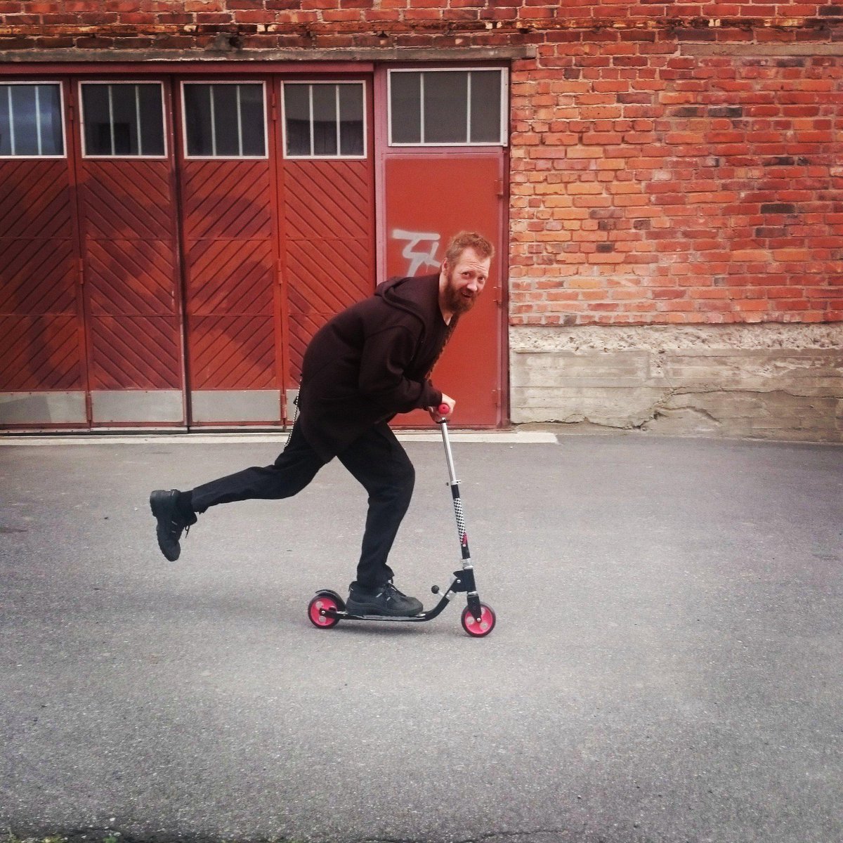 PsalmsftDeadSun's tweet photo. The bassplayer way to rushing off to soundcheck. #musiktalang15 #psalmsforthedeadsun http://t.co/ZYDINn8R7j