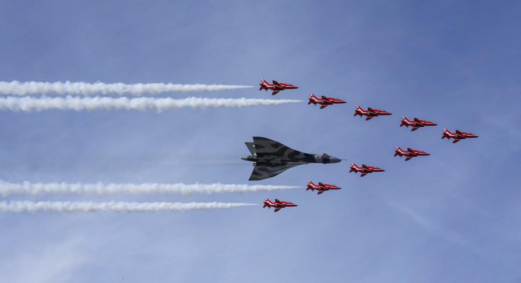 A salute from the <a href="/RoyalAirForce/">Royal Air Force</a> Aerobatic Team to a British aviation favourite: #Vulcan @XH558 at #southportairshow