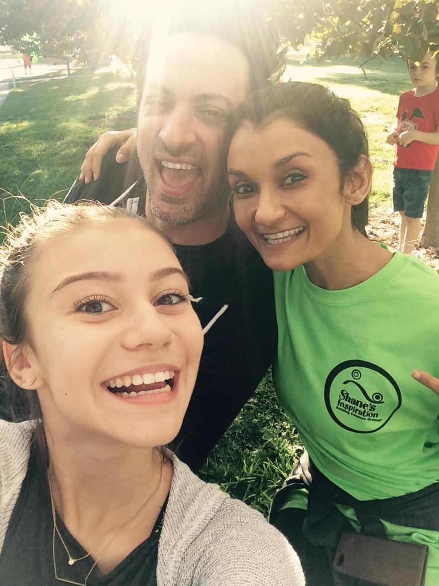 sweeetanj's tweet photo. #DogWithABlog reunion at @shanesplay!! So good to see you #StephenFull & @G_Hannelius!Ur smiles r better than coffee http://t.co/Gc2uuGGGCJ