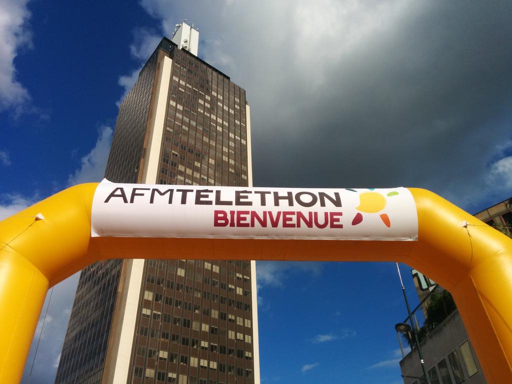 Telethon_ForceT's tweet photo. Lancement du Téléthon à la Tour Bretagne #Nantes #Telethon2015 http://t.co/gTHjmNOZ2h