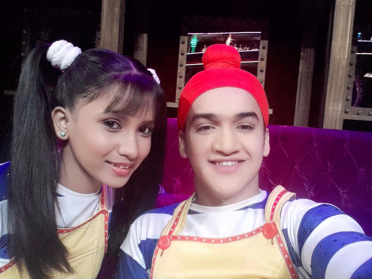 faisalkofficial's tweet photo. Chalo....performance se pehle wali selfie lele re ;) @JhalakOnColors​ @ColorsTV​ #onthesets #Behindthescenes http://t.co/HrI2kzVCsu