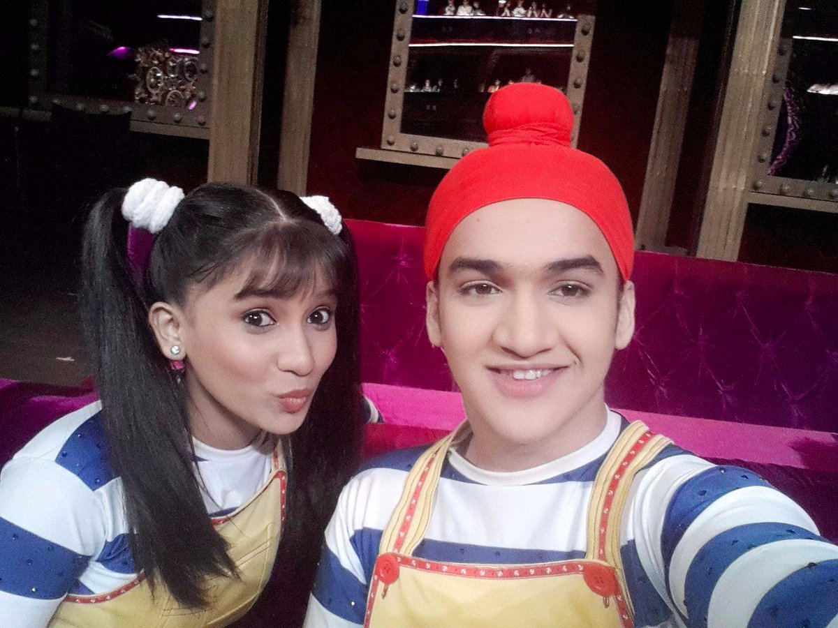 faisalkofficial's tweet photo. Chalo....performance se pehle wali selfie lele re ;) @JhalakOnColors​ @ColorsTV​ #onthesets #Behindthescenes http://t.co/HrI2kzVCsu