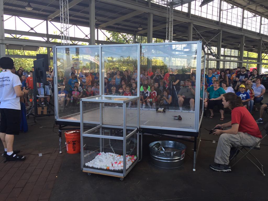 MakerFaireCha's tweet image. Round 1 underway. Battle! #robotbattles #mfchatt