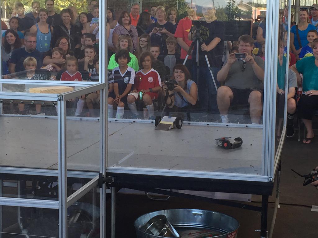MakerFaireCha's tweet image. Round 1 underway. Battle! #robotbattles #mfchatt