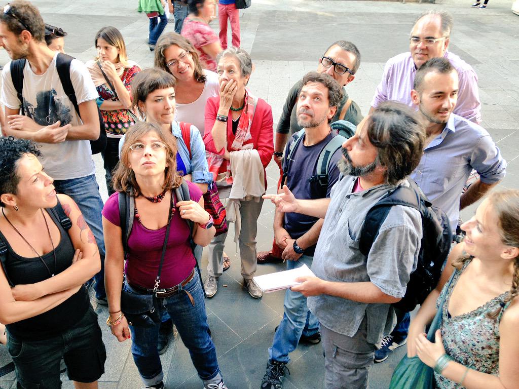 avolte_zen's tweet photo. tra bande musicali e giri turistici anche il trekking metropolitano in stile ZUT! parte verso la colonna infame http://t.co/IGZHV9UwIE
