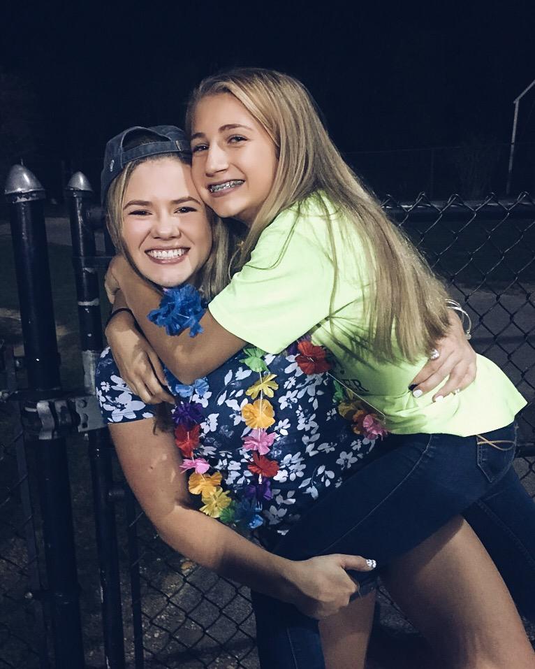 amberflips's tweet image. #cutefriends #football #babes @peyses1 @ggrumbos14 @kierstengrumbos