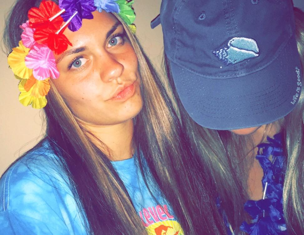 amberflips's tweet image. #cutefriends #football #babes @peyses1 @ggrumbos14 @kierstengrumbos