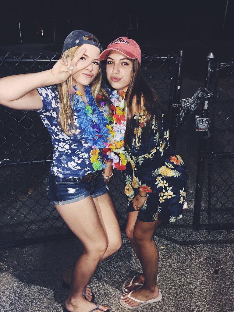 amberflips's tweet image. #cutefriends #football #babes @peyses1 @ggrumbos14 @kierstengrumbos