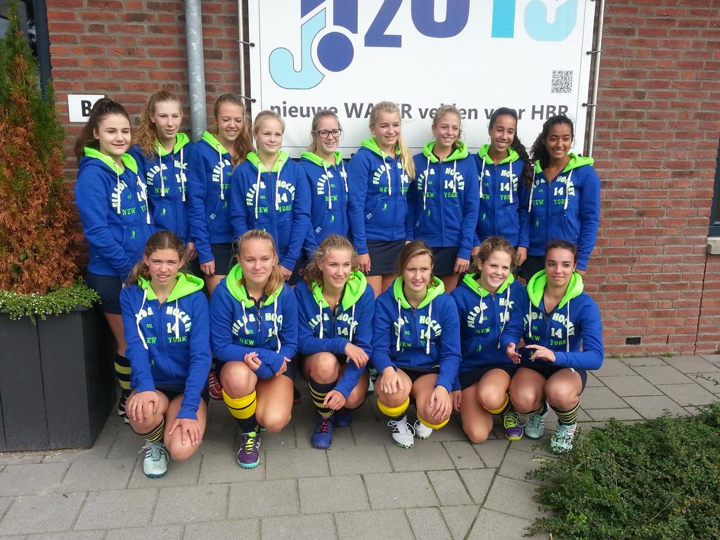 HBRMB2's tweet photo. @HockeyHBR @HBRMB2 nu met nieuwe jacks! Keurig en weer 3 punten. http://t.co/RNR6TIPiN4