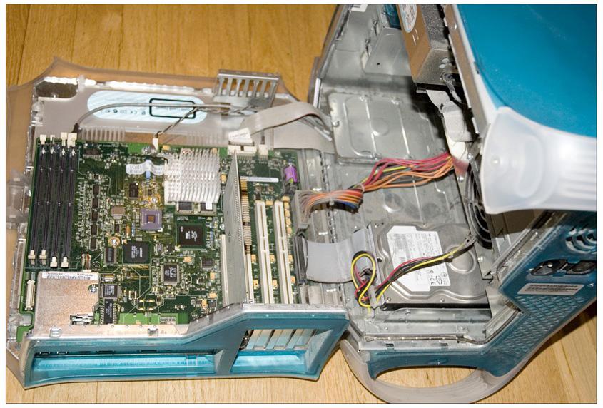 AtomicMindDump's tweet photo. @hrhpev OH NO LOOK IT'S A BOMB! #bombexpert FYI it's an open Macintosh PC but you would arrest a #Muslim with one http://t.co/pY3GBWvI9N