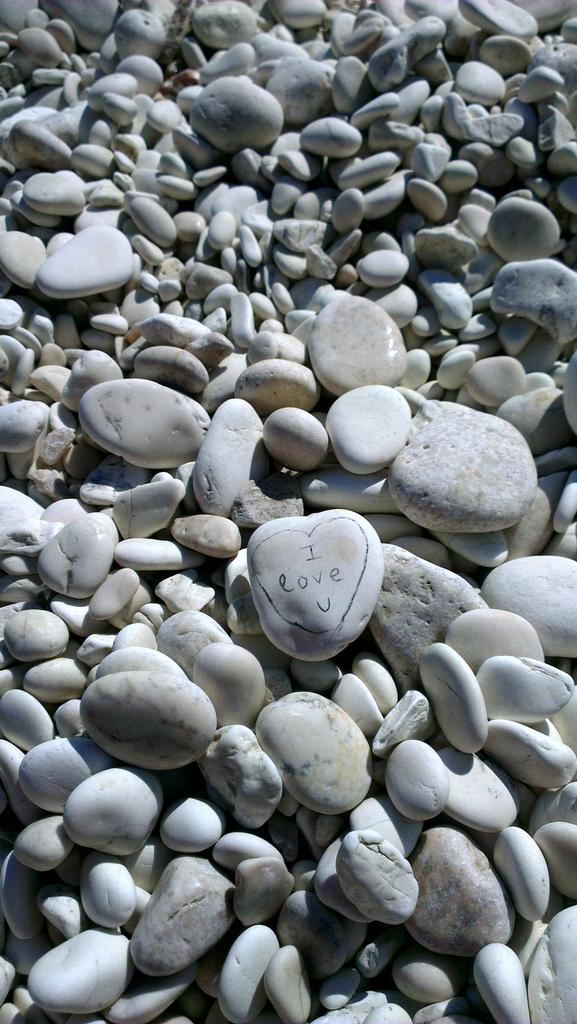 Thomstavr's tweet photo. "Love and wis(h)dom" (έργο με κάρβουνο σε επιδαπέδιο καμβά) @wishdomwishdom (με πολλή αγάπη) http://t.co/cpOm9QJPNr